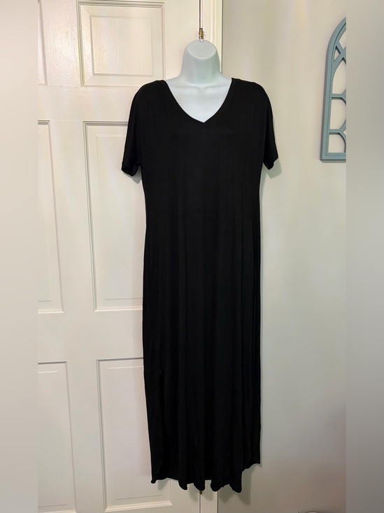 Arolina Dresses & Skirts - Classic Black V-Neck Short Sleeve Maxi Dress